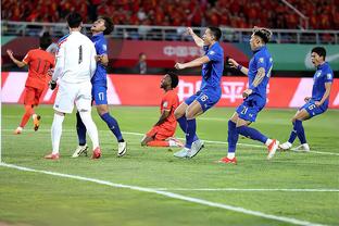火气上来了！武磊与新加坡球员贴脸对峙！